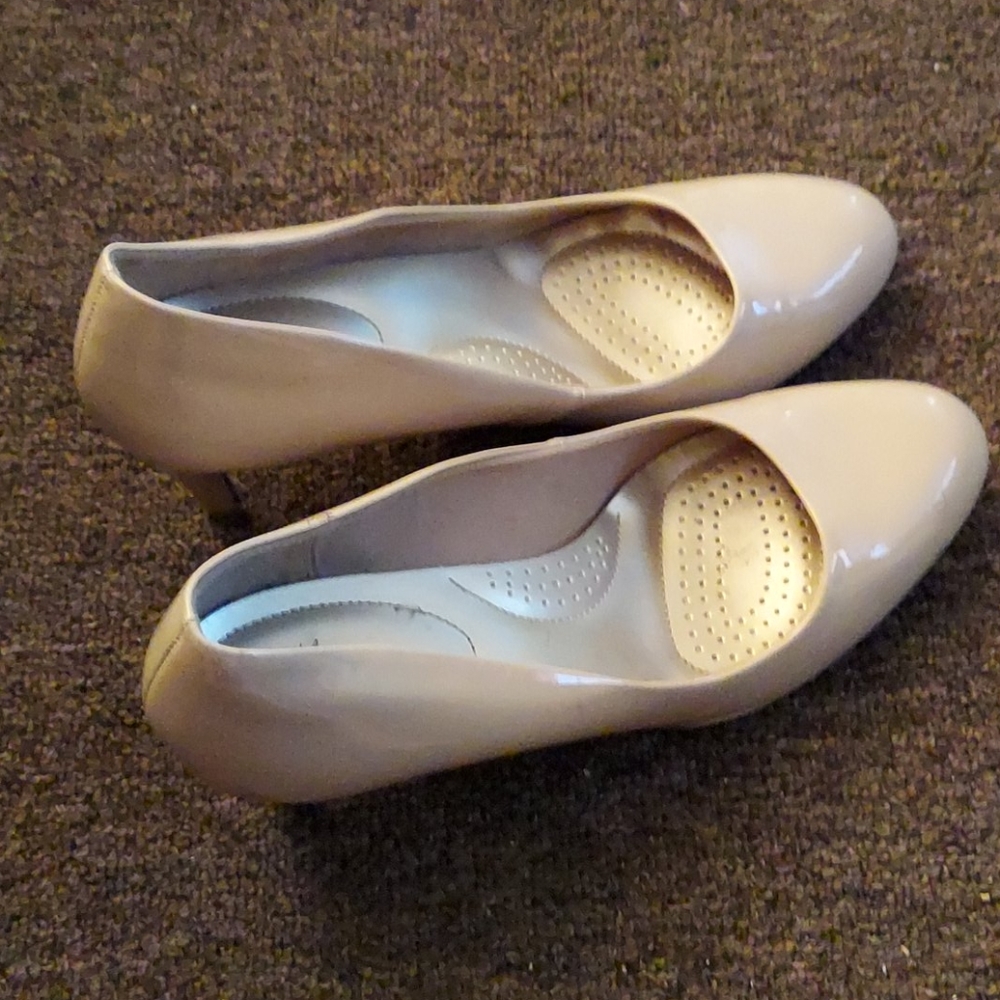 Nude/ tan heels